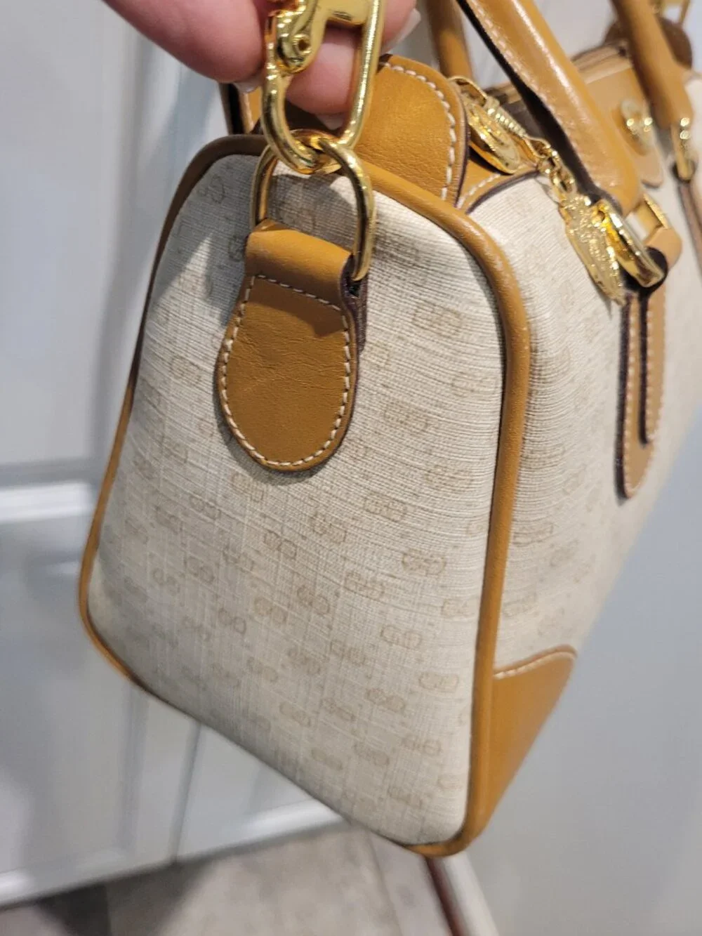 Gucci~Very Rare~White Micro GG 70's~Hard to Find Bag~With Crossbody/Should Strap